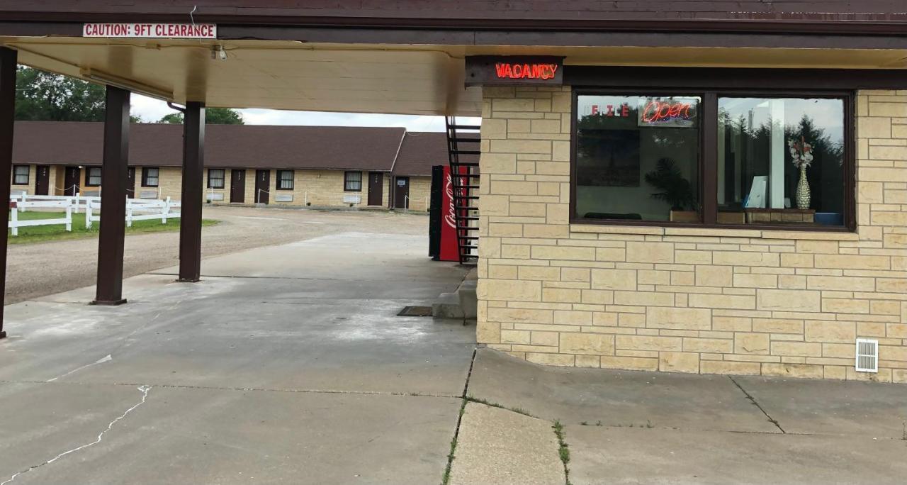 Budget Host Inn - Emporia Exterior photo